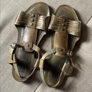 Frye olive green sandal